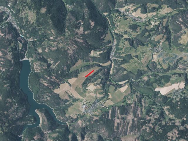 Lageskizze mit Umgebung und Luftbildunterlegung - Grundstücksstreifen am Rand des Naturparks Thüringer Wald