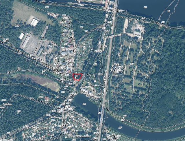 Lageskizze mit Umgebung und Luftbildunterlegung - Vertragsfreies Grundstück **südlich von Kleingärten & am südlichen Stadtrand von Eisenhüttenstadt**