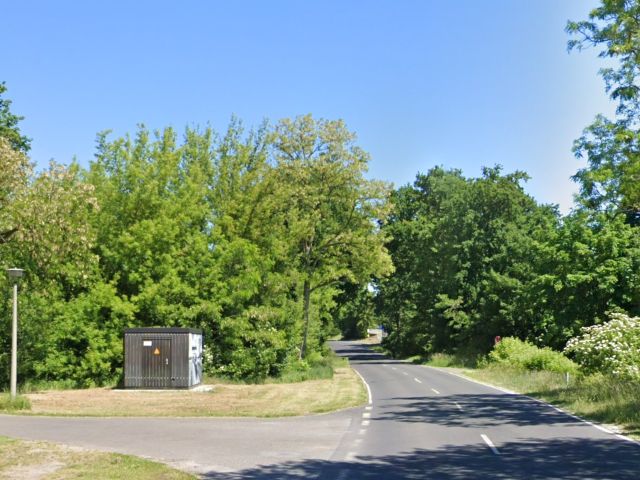 Blick Richtung Verkaufsfläche und Umgebung - Vertragsfreies Grundstück **südlich von Kleingärten & am südlichen Stadtrand von Eisenhüttenstadt**