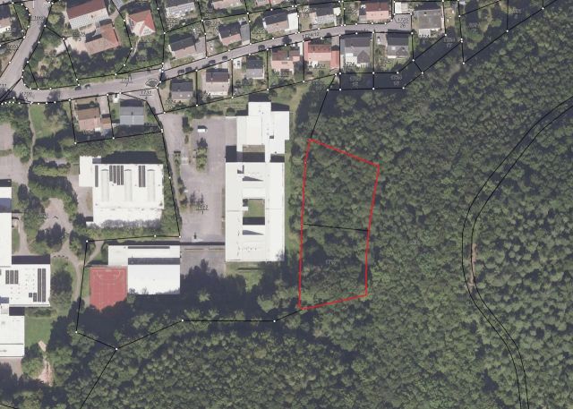 Lageskizze mit Umgebung und Luftbildunterlegung - Vertragsfreie Waldfläche direkt an der Berufsbildenden Schule Südliche Weinstraße ++etwa 27 km von Kaiserslautern entfernt++