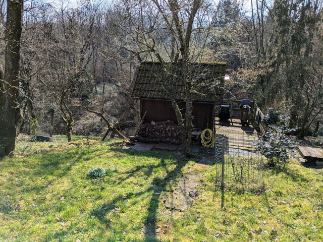 Umgebung - Freizeitgärten - Fläche für Freizeitgärten: Ufergrundstück am Heiligenbach an der Wohnbebauung in Stuttgart-Heumaden