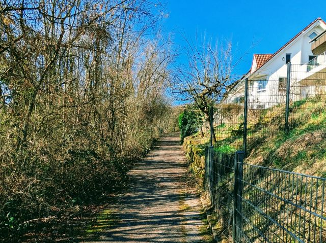 Weg vor dem Grundstück - Fläche für Freizeitgärten: Ufergrundstück am Heiligenbach an der Wohnbebauung in Stuttgart-Heumaden