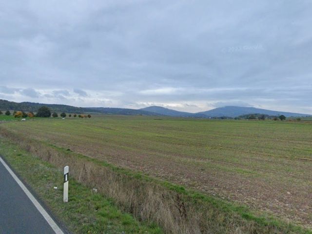 Blick auf Flurstück 573/4 und Umgebung - Zwei schmale Landwirtschaftsflächen im Süden Thüringens, nahe der Landesgrenze zum Freistaat Bayern