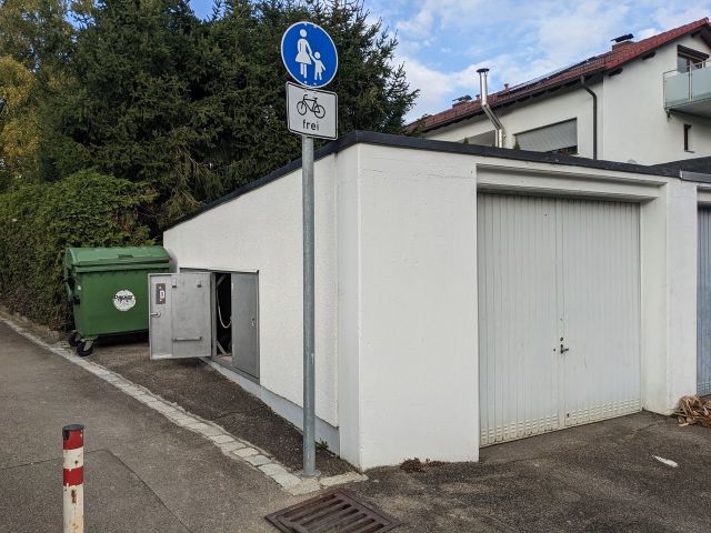 Verkaufsfläche und Umgebung - Grundstück bebaut mit einer Mülltonnenanlage zentral im Wohngebiet von Stuttgart- Fasanenhof´