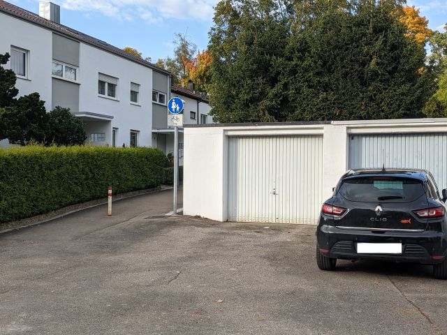 Blick auf die Verkaufsfläche und Umgebung - Grundstück bebaut mit einer Mülltonnenanlage zentral im Wohngebiet von Stuttgart- Fasanenhof´