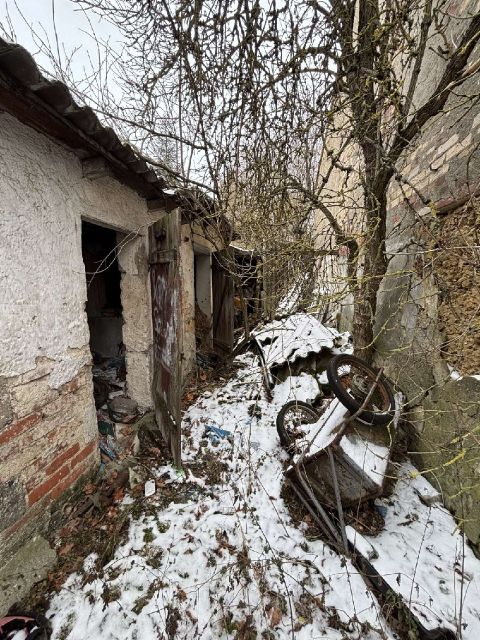 Blick auf Verkaufsgegenstand - Ruinöses Wohnhaus mit Nebengelass in Nordsachsen ca. 48 km von der Leipziger Innenstadt entfernt