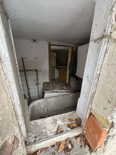 Blick durch das geöffnete Fenster - Ruinöses Wohnhaus mit Nebengelass in Nordsachsen ca. 48 km von der Leipziger Innenstadt entfernt