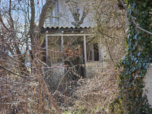 Blick auf Verkaufsgegenstand und Nachbarbebauung - Ruinöses Wohnhaus mit Nebengelass in Nordsachsen ca. 48 km von der Leipziger Innenstadt entfernt