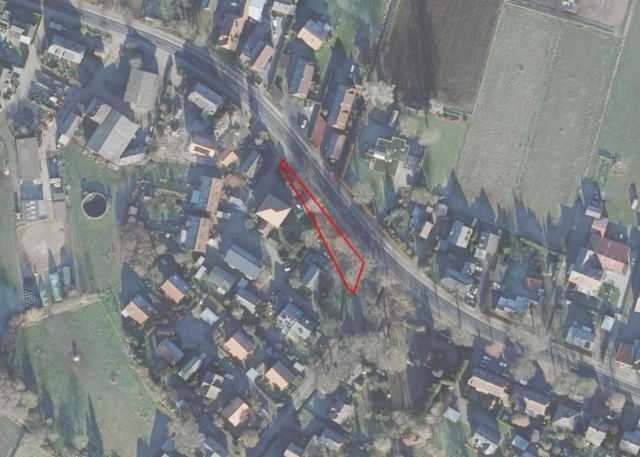 Umgebungsskizze - Straßenbegleitende Gehölzfläche neben Wohngrundstücken ca. 40 km südöstlich von der Hamburger Innenstadt entfernt