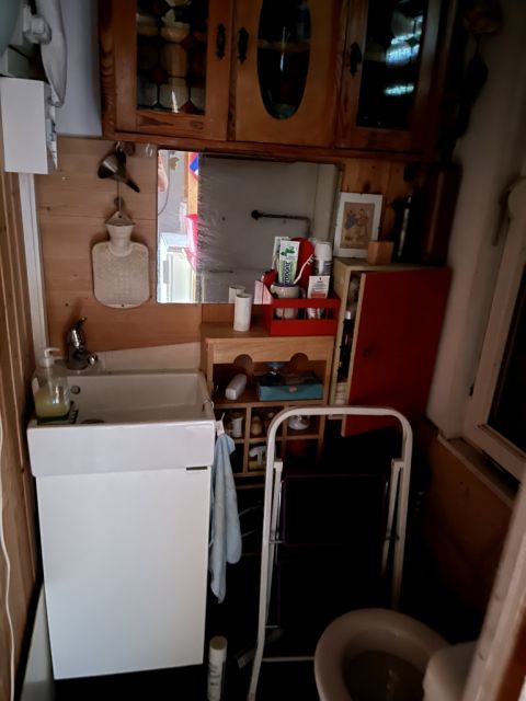Innenansicht - Handwaschbecken und WC - Grundstück mit ehem. Bungalow, Schuppen & Carport ++in einem Wohn- und Erholungsgebiet im nordöstlichen Umland von Berlin++