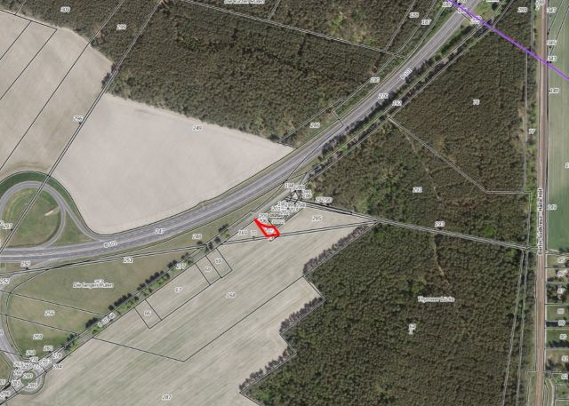 Lageskizze mit Umgebung und Luftbildunterlegung - Vertragslos genutzte Landwirtschaftsfläche nahe der B 101 **etwa 25 km von Berlin entfernt**