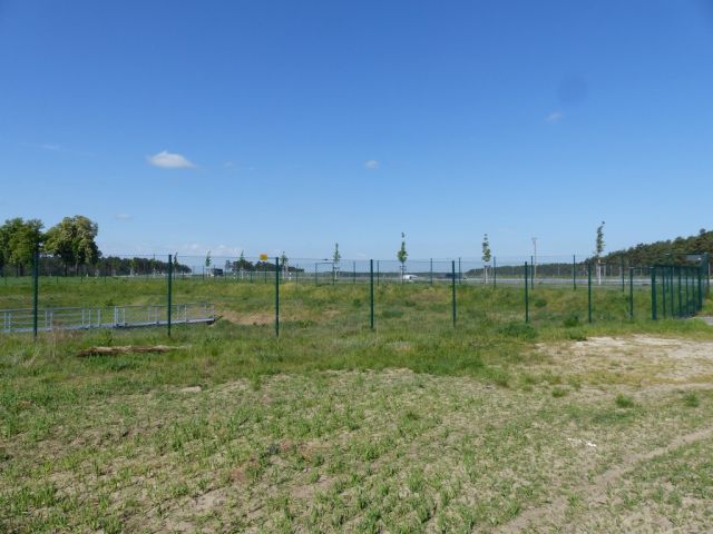 Umgebung - Wasservorhaltebecken - Vertragslos genutzte Landwirtschaftsfläche nahe der B 101 **etwa 25 km von Berlin entfernt**