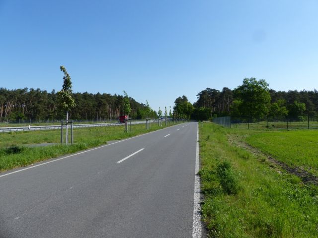Blick in die Straße - Verkaufsfläche rechts - Vertragslos genutzte Landwirtschaftsfläche nahe der B 101 **etwa 25 km von Berlin entfernt**