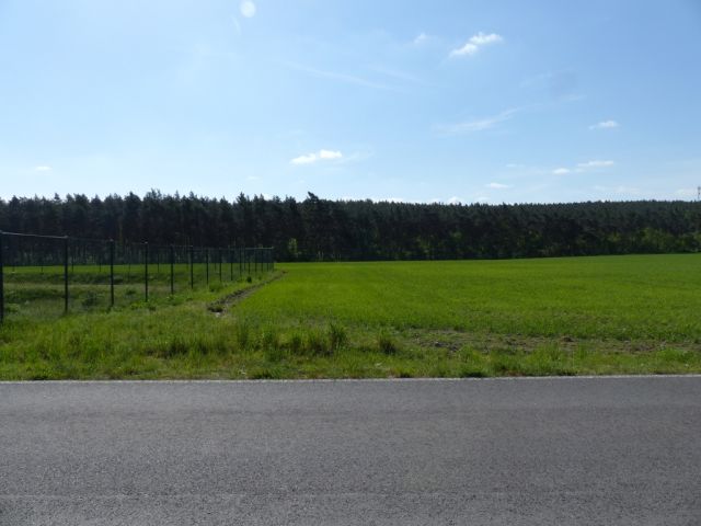 Blick auf die Verkaufsfläche und Umgebung - Vertragslos genutzte Landwirtschaftsfläche nahe der B 101 **etwa 25 km von Berlin entfernt**