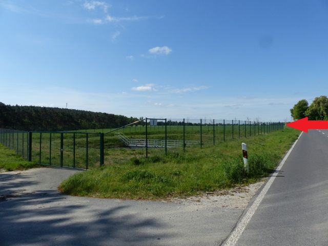 Umgebung - Wasservorhaltebecken - Vertragslos genutzte Landwirtschaftsfläche nahe der B 101 **etwa 25 km von Berlin entfernt**