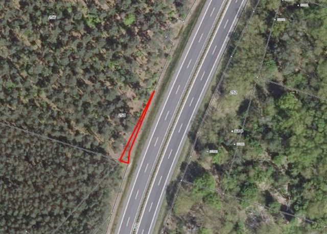 Lageskizze mit Luftbildunterlegung - Vertragsfreie, kleine Waldfläche an der B 101 **etwa 30 km von Berlin entfernt**