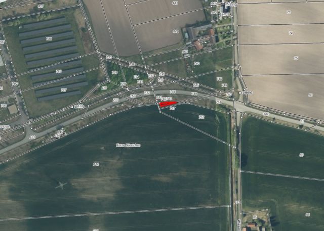 Lageskizze mit Luftbildunterlegung und Umgebung - Kleines, vertraglos genutztes Grundstück am Rande einer Landwirtschaftsfläche **etwa 18 km vom Berliner Ring entfernt**