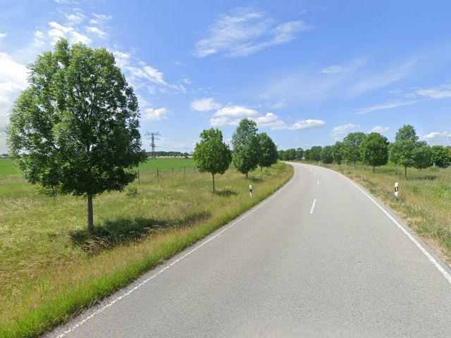 Umgebung - Kleines, vertraglos genutztes Grundstück am Rande einer Landwirtschaftsfläche **etwa 18 km vom Berliner Ring entfernt**