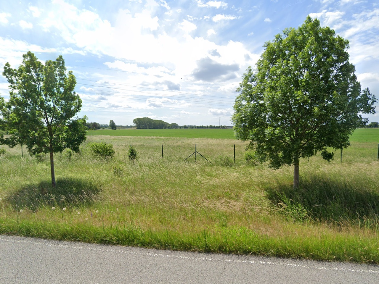 Kleines, vertraglos genutztes Grundstück am Rande einer Landwirtschaftsfläche **etwa 18 km vom Berliner Ring entfernt**