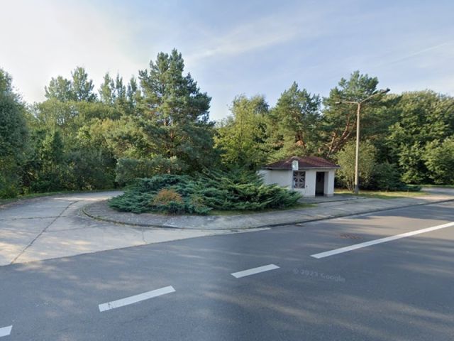 Blick auf die Wendeschleife und Bushaltestelle an der L49 Richtung Verkaufsfläche - Vertragsfreies Grundstück im Südosten des Landes Brandenburg