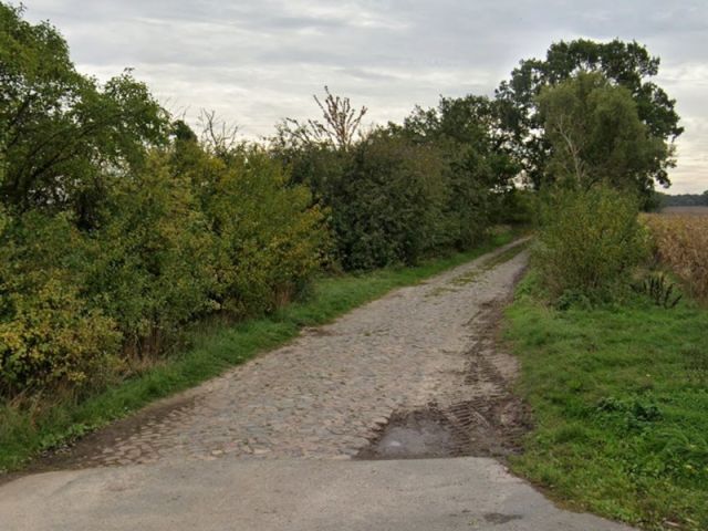 Blick auf den von der Kreisstraße abzweigenden Wirtschaftsweg - Landwirtschaftliche Splitterflächen mit insgesamt über 4.900 m² in der Prignitz