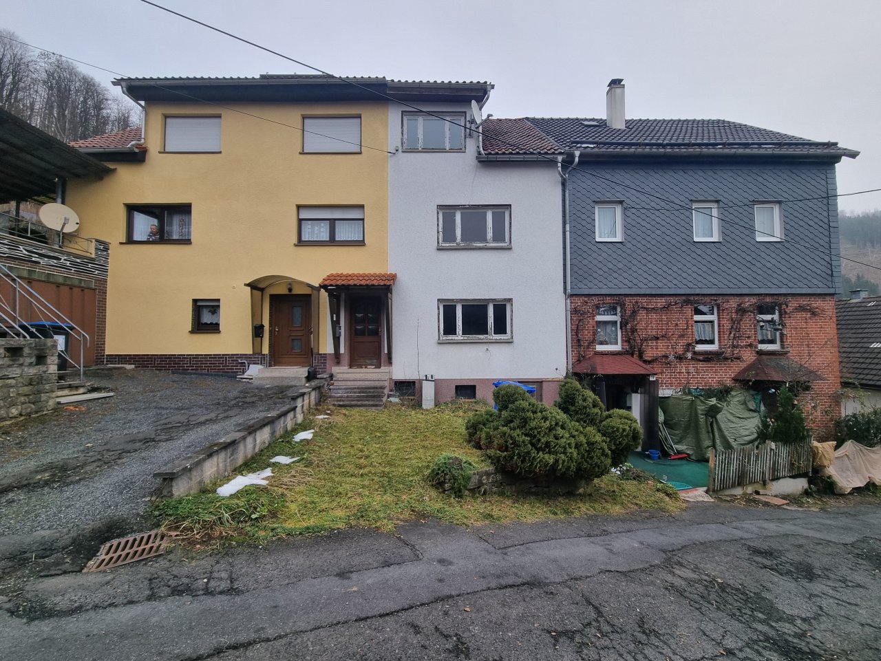 MEA an einem Einfamilienhaus + Vorgarten + ruinöses Nebengebäude