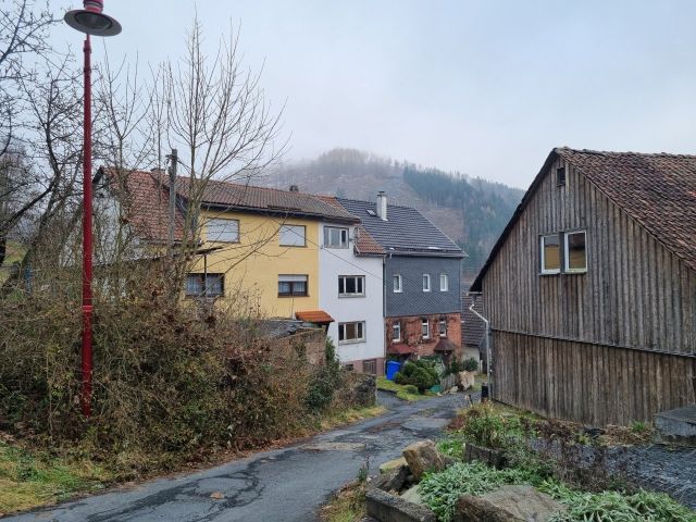 Lage des Verkaufsgegenstandes - MEA an einem Einfamilienhaus + Vorgarten + ruinöses Nebengebäude