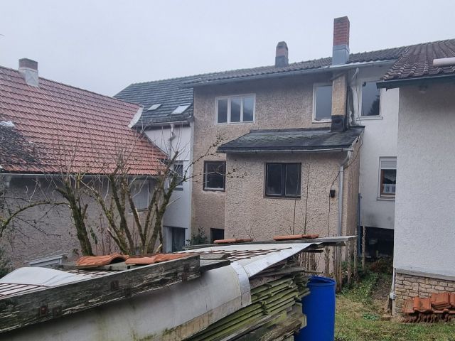 Rückseite des Verkaufsgegenstandes - MEA an einem Einfamilienhaus + Vorgarten + ruinöses Nebengebäude