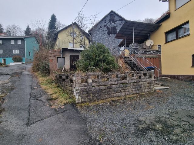 Blick auf Flurstück 60/7 - MEA an einem Einfamilienhaus + Vorgarten + ruinöses Nebengebäude