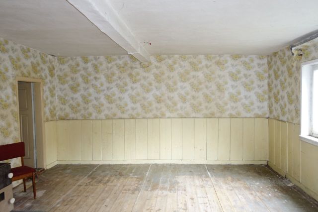 Innenansicht - MEA an einem Einfamilienhaus + Vorgarten + ruinöses Nebengebäude
