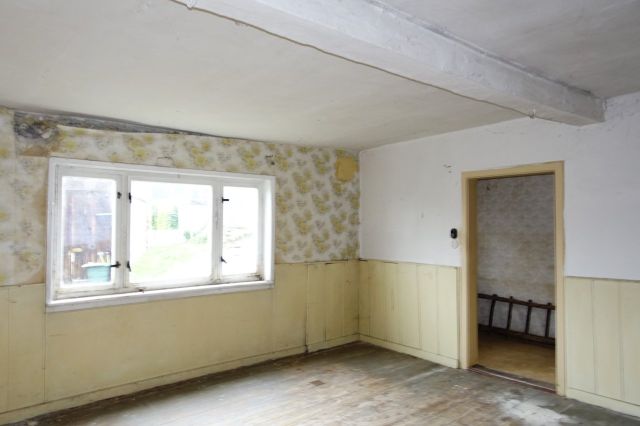 Innenansicht - MEA an einem Einfamilienhaus + Vorgarten + ruinöses Nebengebäude
