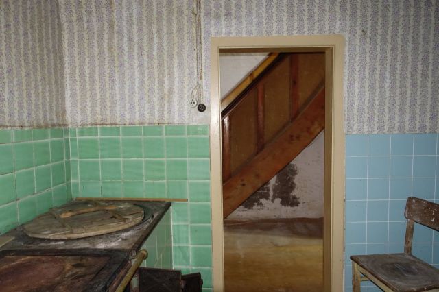 Innenansicht - MEA an einem Einfamilienhaus + Vorgarten + ruinöses Nebengebäude