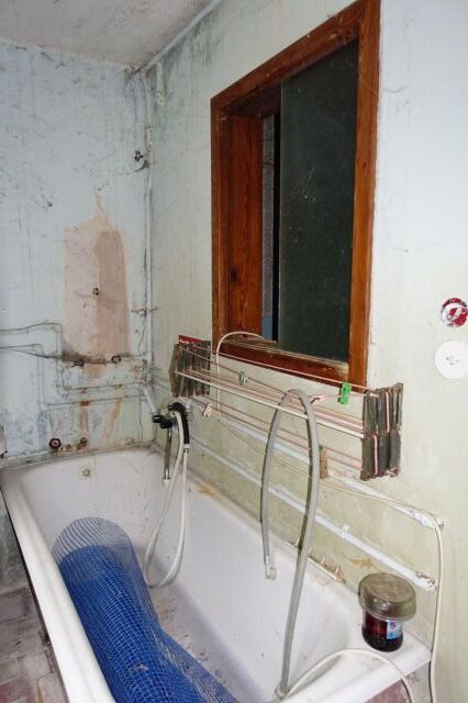 Innenansicht - MEA an einem Einfamilienhaus + Vorgarten + ruinöses Nebengebäude