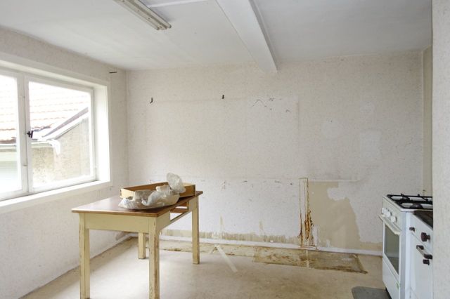 Innenansicht - MEA an einem Einfamilienhaus + Vorgarten + ruinöses Nebengebäude