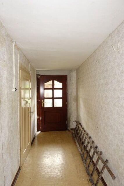 Innenansicht - MEA an einem Einfamilienhaus + Vorgarten + ruinöses Nebengebäude