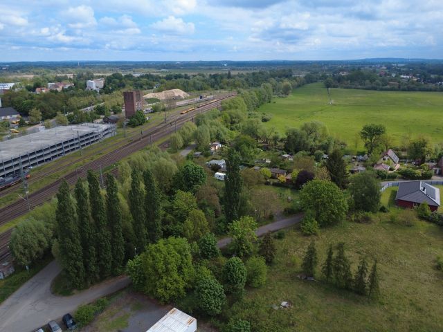 Verkaufsobjekt und Umgebung - Über 2 Hektar Grundstück - Landwirtschaftsflächen & verpachtete Kleingärten ++etwa 31 km vom Berliner Ring entfernt++