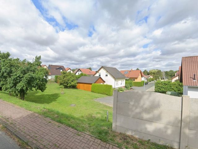Blick auf die Verkaufsfläche und Umgebung - Grünfläche in der Eigenheimsiedlung ´Am Sportplatz´ **etwa 28 km von Leipzig entfernt**