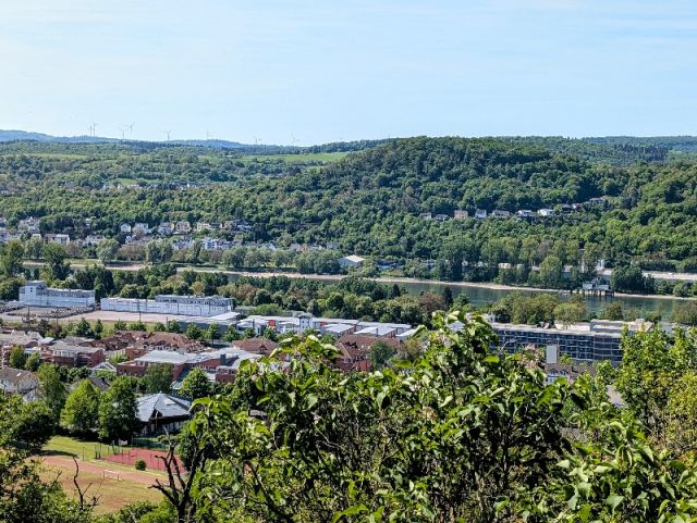 Blick vom Grundstück in die Umgebung - Freifläche mit Baumbestand neben Wohnhäusern und angrenzend an den Schützenplatz ca. 10 km von der Koblenzer Altstadt entfernt