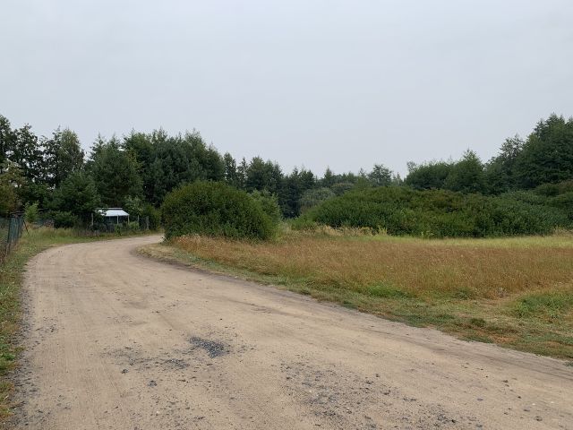 Zuwegung zur Verkaufsfläche und benachbarte Tauchschule - Vertragsfreie Waldfläche nahe dem Baggersee & dem Schloss Gusow