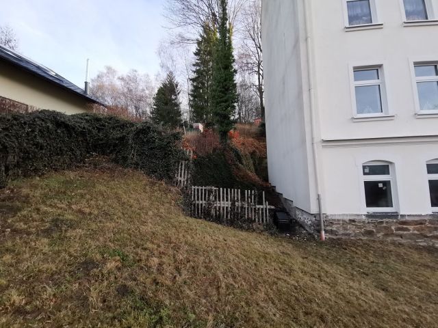 Blick auf Verkaufsflurstück 809/2 und Umgebung - Aufnahme aus 2021 - Vertragsfreies Erholungsgrundstück mit alter Holzlaube und Gehölz-/ Wildwuchsfläche im Erzgebirge