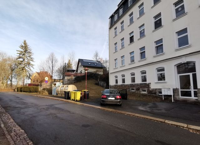 Straßenansicht Hans-Witten-Straße - Aufnahme aus 2021 - Vertragsfreies Erholungsgrundstück mit alter Holzlaube und Gehölz-/ Wildwuchsfläche im Erzgebirge