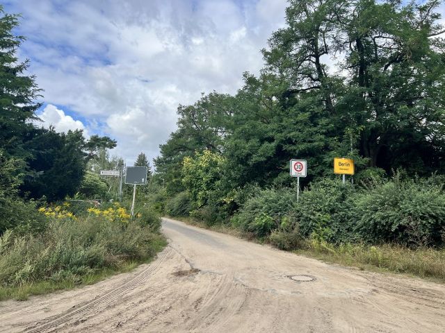 Blick auf Berliner Stadtgrenze - Vertragsfreie Waldfläche nahe Wohnbebauung und nur ca. 70 m von der Berliner Stadtgrenze entfernt