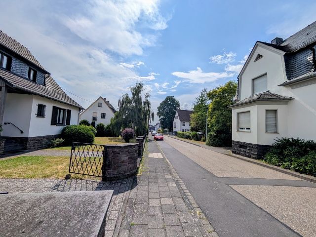 Blick in die Straße - Innerstädtische Freifläche im Wohngebiet **Ufergrundstück direkt am Weiser Bach**