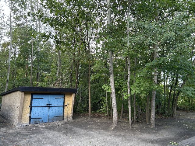 Blick auf Verkaufsgegenstand - Grundstück im Innenbereich mit verpachteter Garage in ruhiger Wohnlage im Lausitzer Seenland