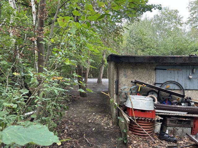 Verkaufsfläche mit Ablagerungen - Grundstück im Innenbereich mit verpachteter Garage in ruhiger Wohnlage im Lausitzer Seenland