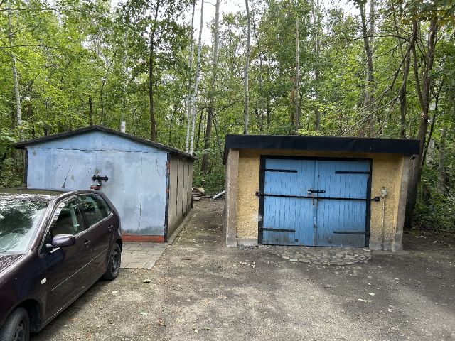 Blick auf Verkaufsfläche und Nachbargrundstück - Grundstück im Innenbereich mit verpachteter Garage in ruhiger Wohnlage im Lausitzer Seenland
