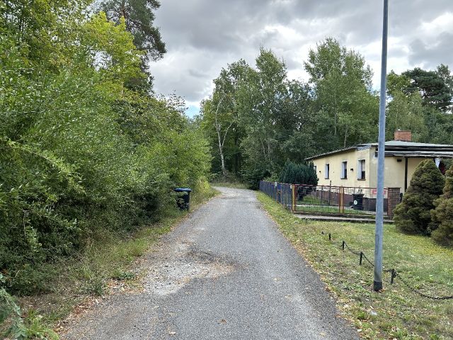 Blick auf Straße Zum Spielplatz und die Umgebung - Innenbereichsgrundstück mit Garage in ruhiger Wohnlage im Lausitzer Seenland