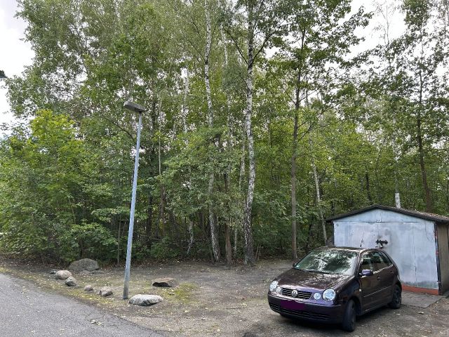 Blick auf Verkaufsgegenstand - Innenbereichsgrundstück mit Garage in ruhiger Wohnlage im Lausitzer Seenland