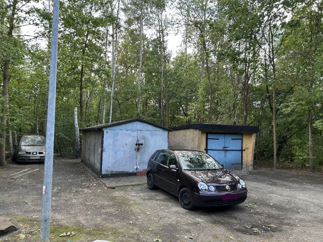 Blick auf Verkaufsgegenstand und Nachbargrundstück - Innenbereichsgrundstück mit Garage in ruhiger Wohnlage im Lausitzer Seenland