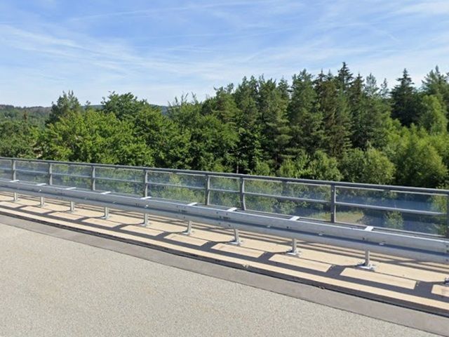Blick von der A73 auf die Verkaufsfläche und Umgebung - Gehölzfläche unterhalb der A73
